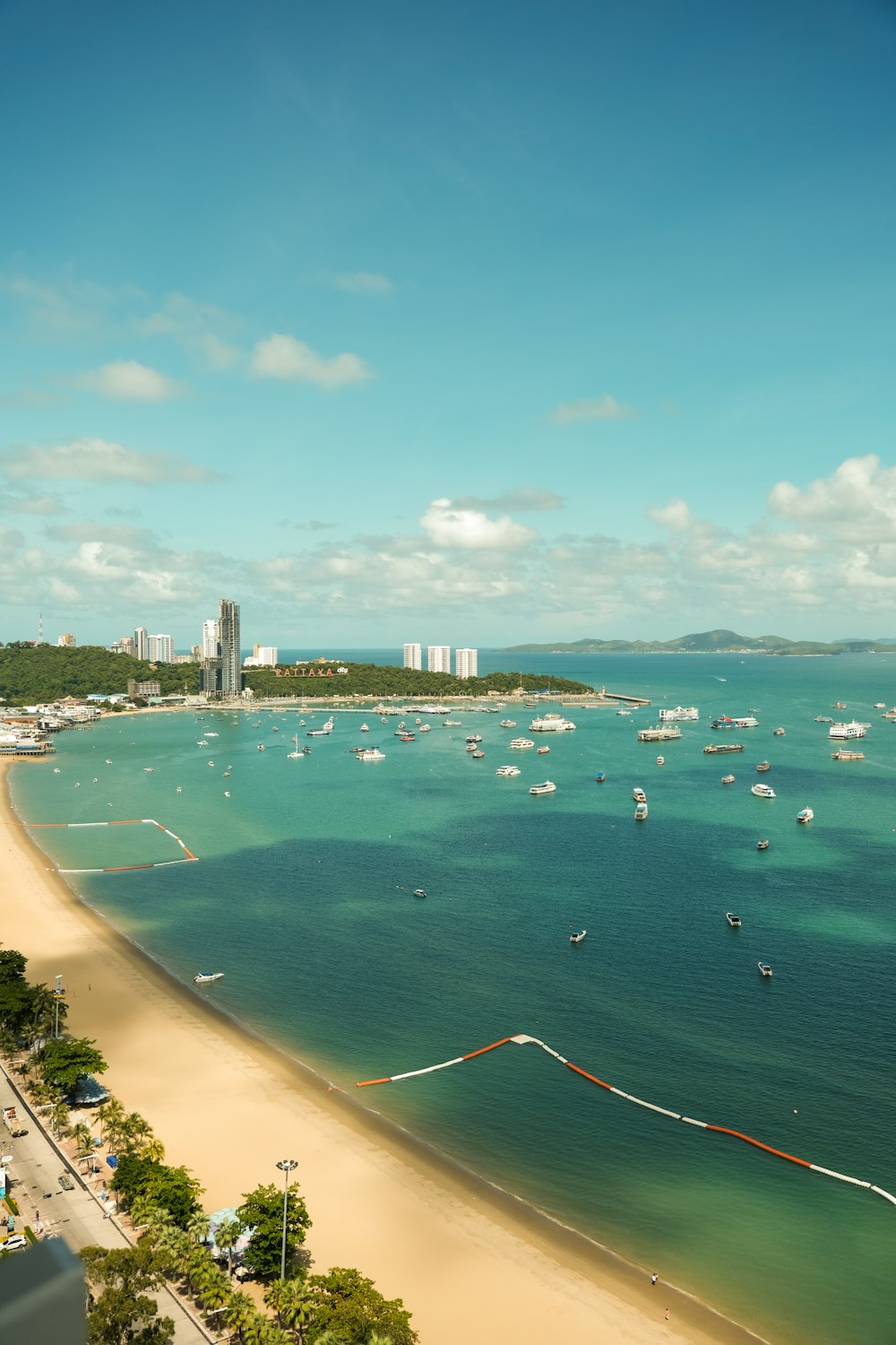 Vista aérea de barcos en el mar cerca de los edificios de la ciudad durante el día