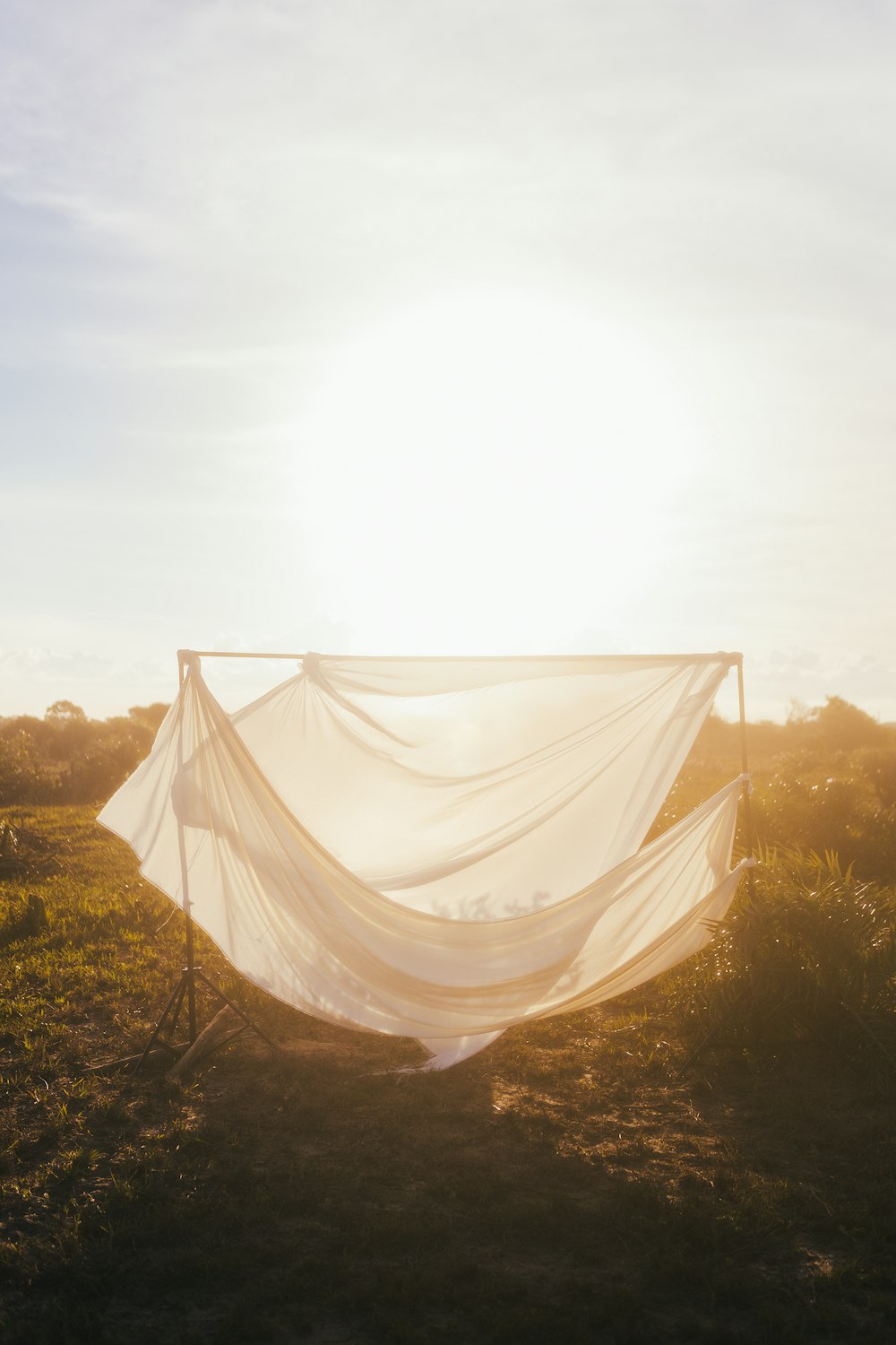 tenda bianca sul campo di erba verde durante il giorno