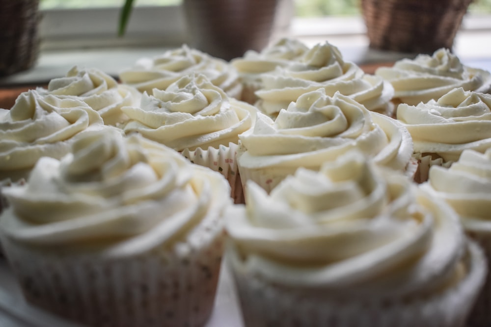 weiße Glasur auf braunem Cupcake