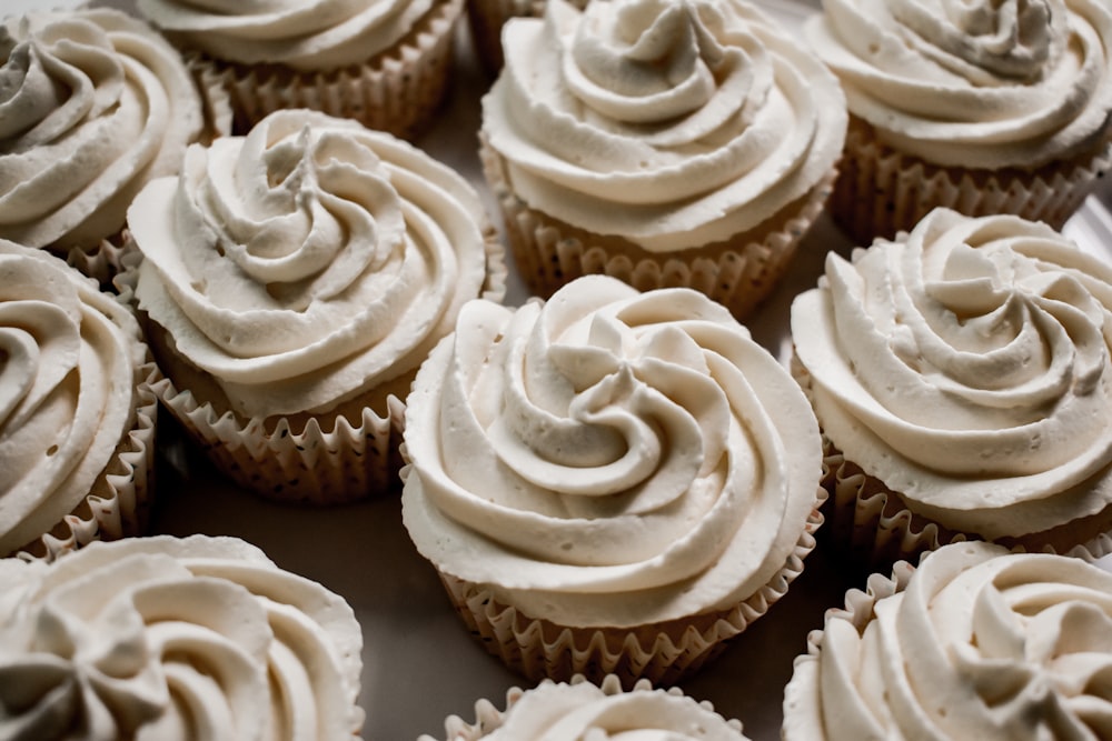 cupcakes brancos e marrons em papel branco