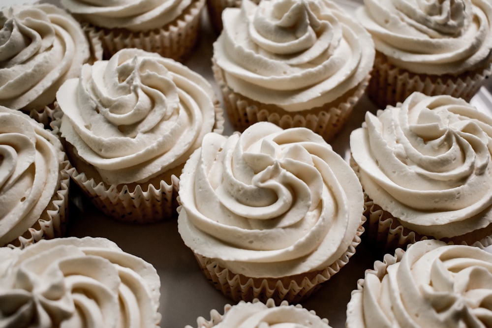 cupcakes blancs et bruns sur papier blanc