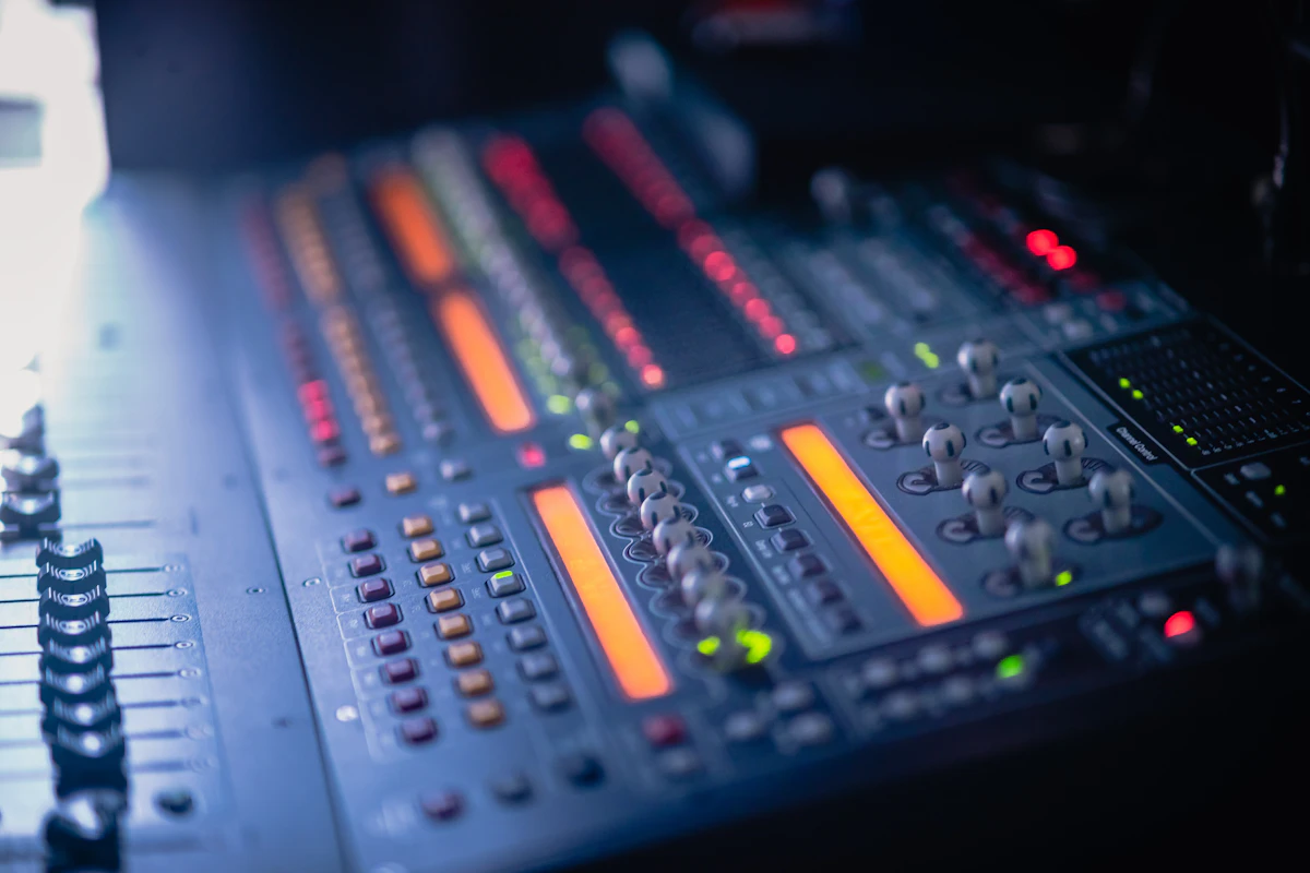 Audiomischpult als Beispiel für Tontechnik