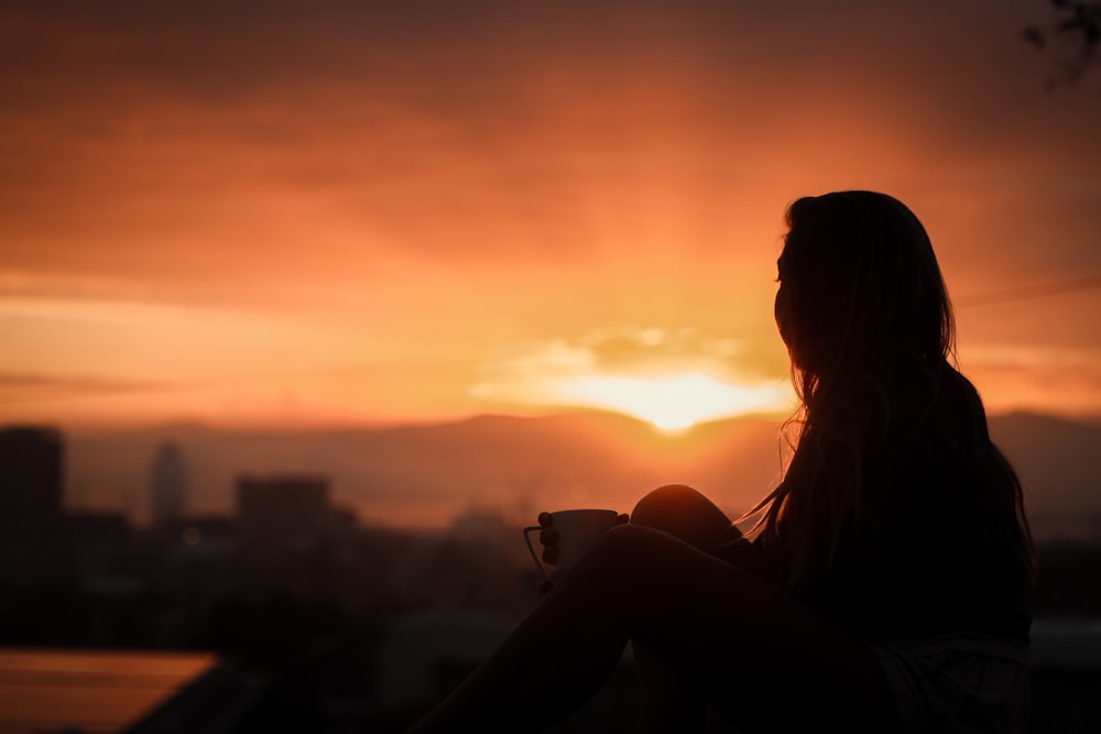 silhueta da mulher durante o pôr-do-sol
