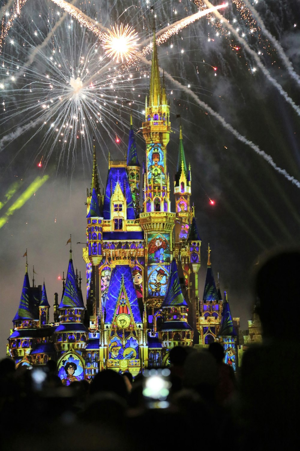 castelo verde e azul com fogos de artifício durante a noite