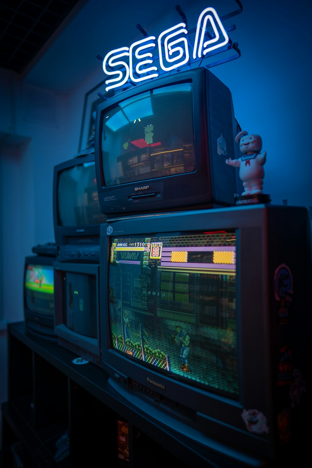 Téléviseur à tube cathodique noir allumé sur un support de télévision en bois brun