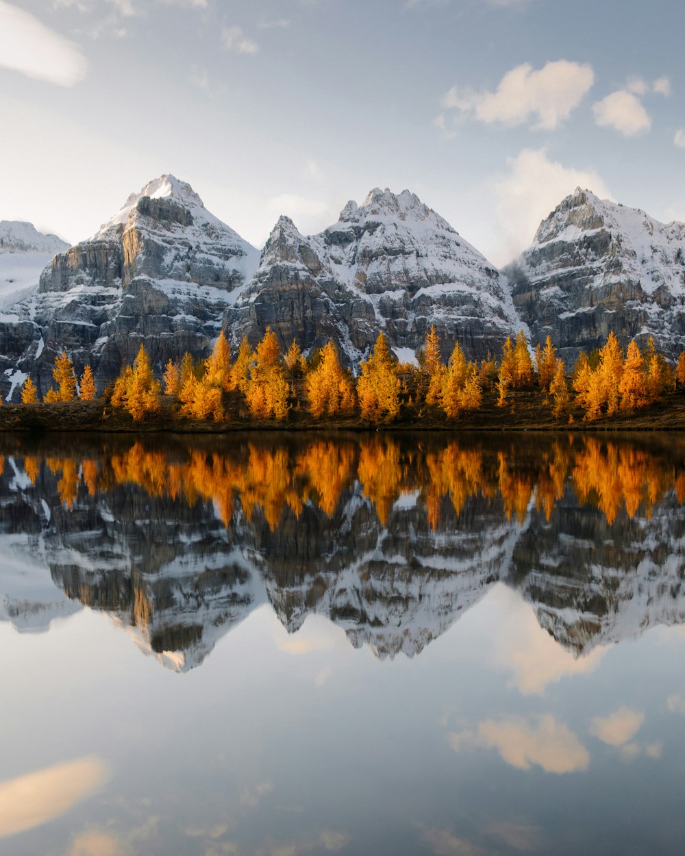 montagne enneigée près du lac pendant la journée