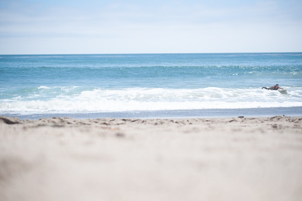 sea waves crashing on shore during daytime