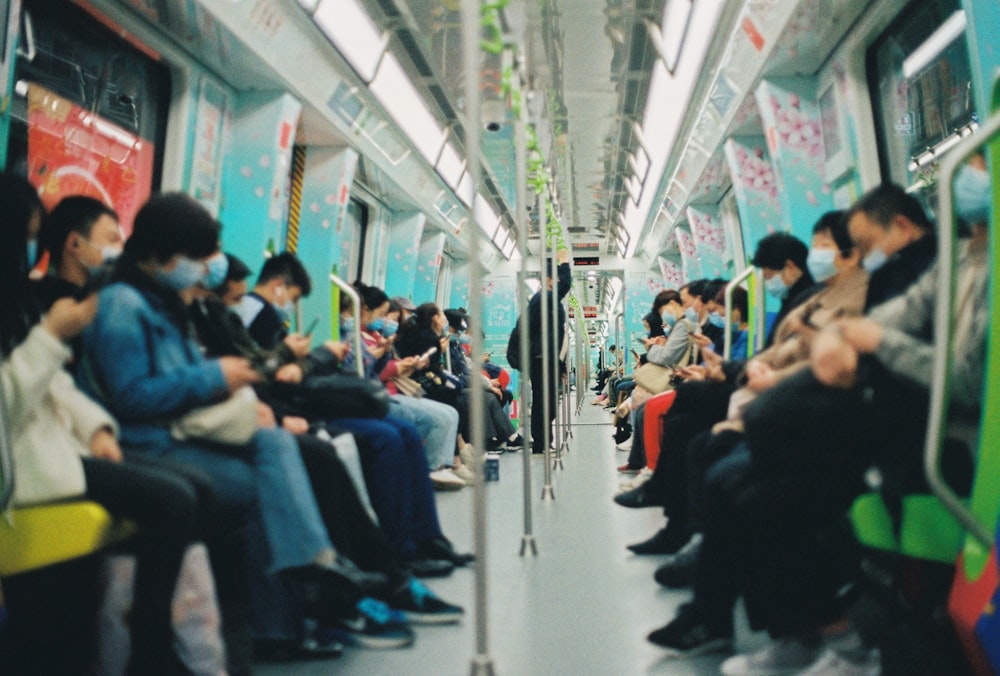 Gente sentada en una silla dentro del tren