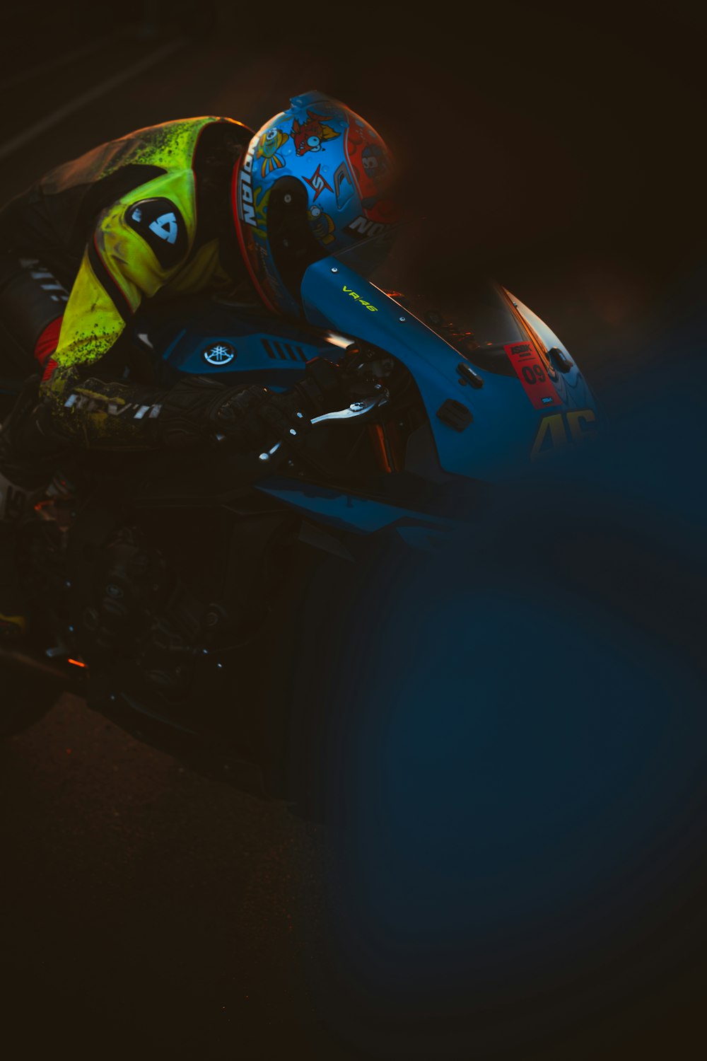 青いスポーツバイクに乗る緑のヘルメットの男