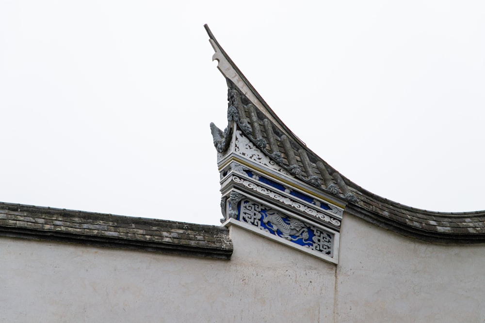 edificio in cemento bianco e nero