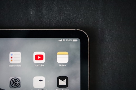 Tela de um tablet com o aplicativo do YouTube