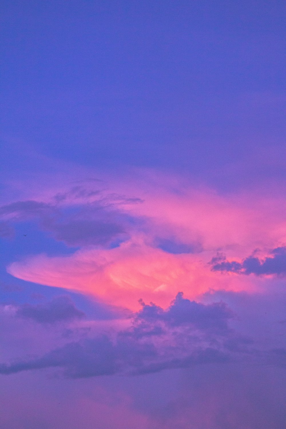 보라색과 주황색 흐린 하늘