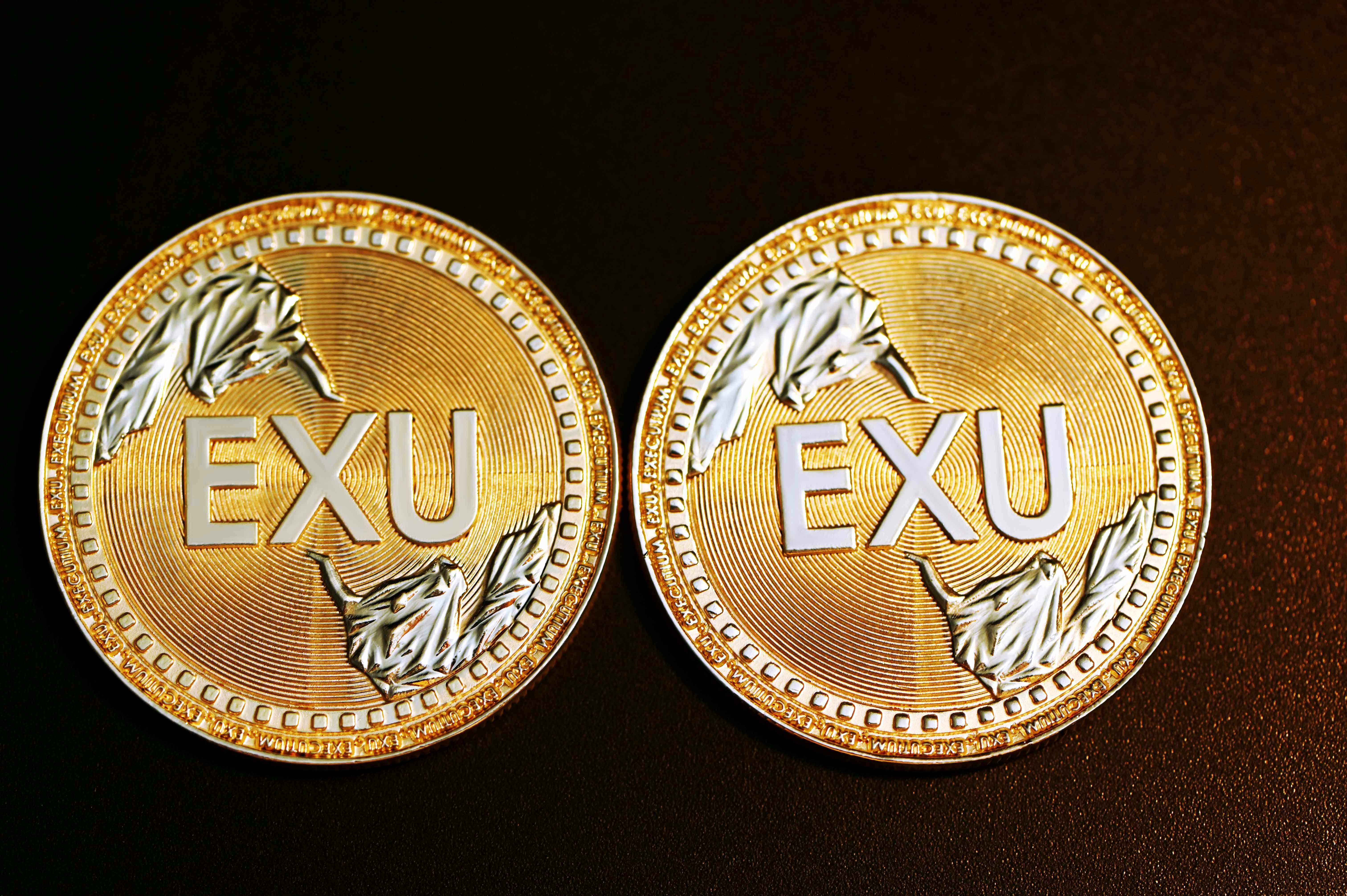 gold and silver round star wars logo