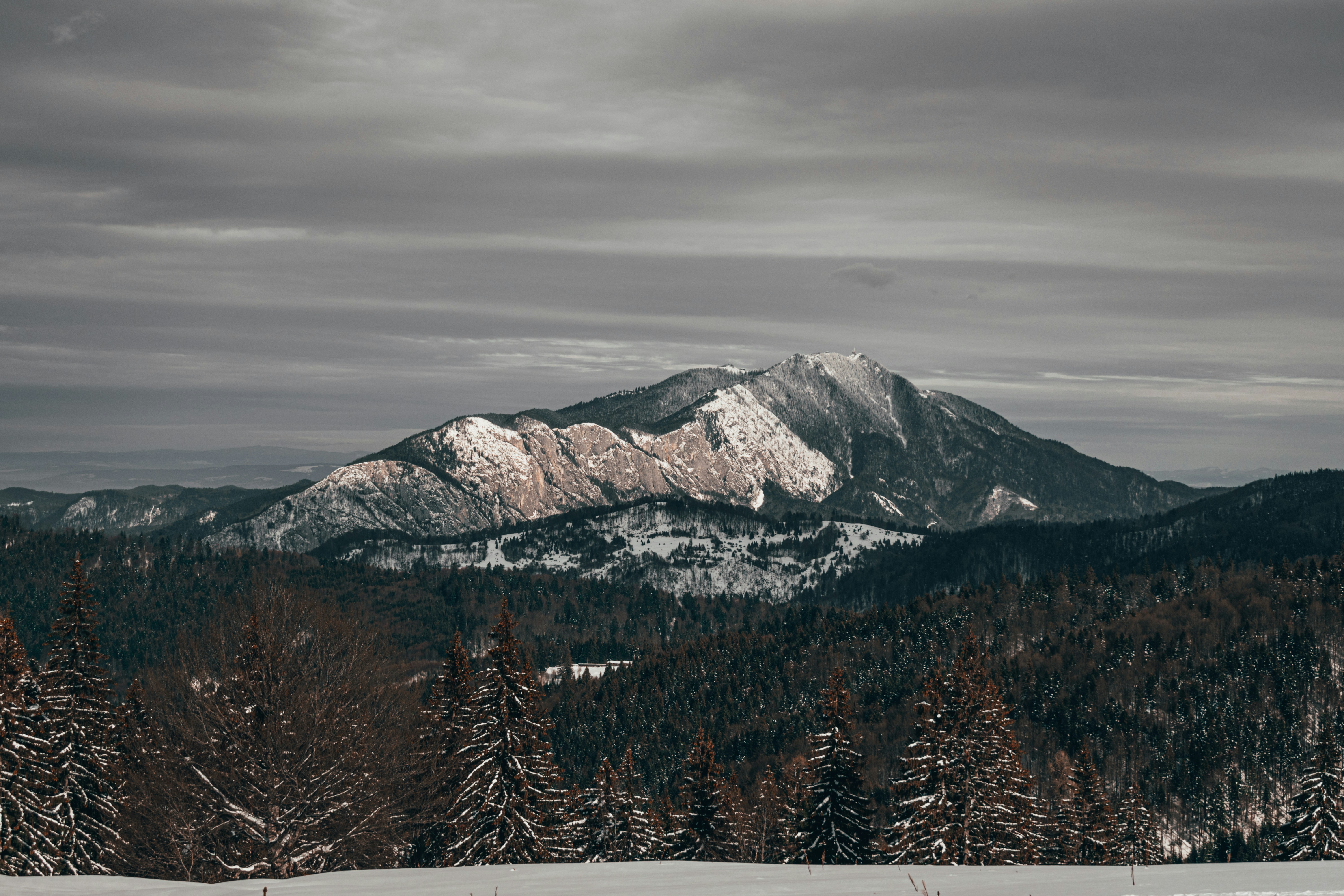montagna innevata durante il giorno
