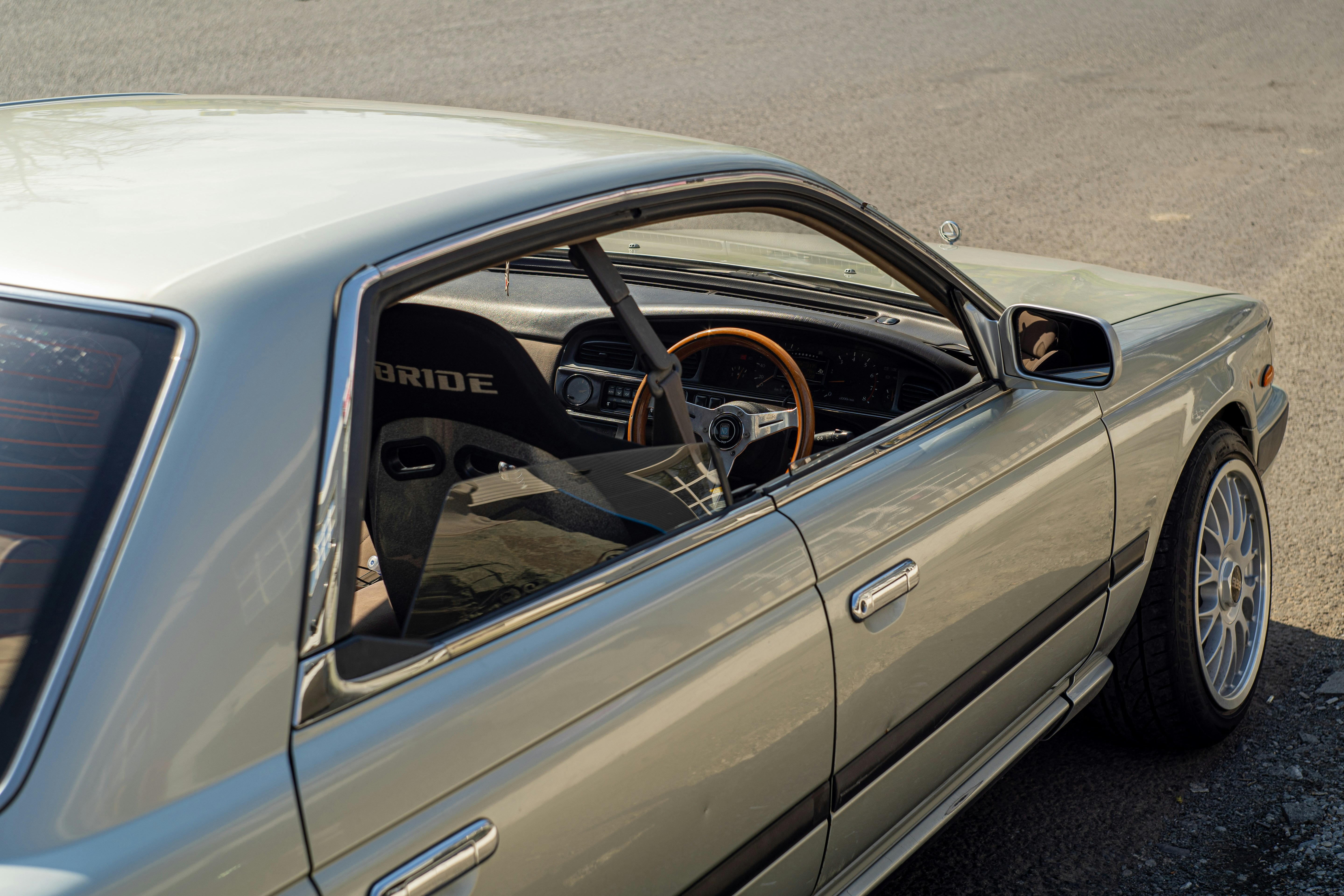 Coche blanco en carretera de asfalto gris durante el día