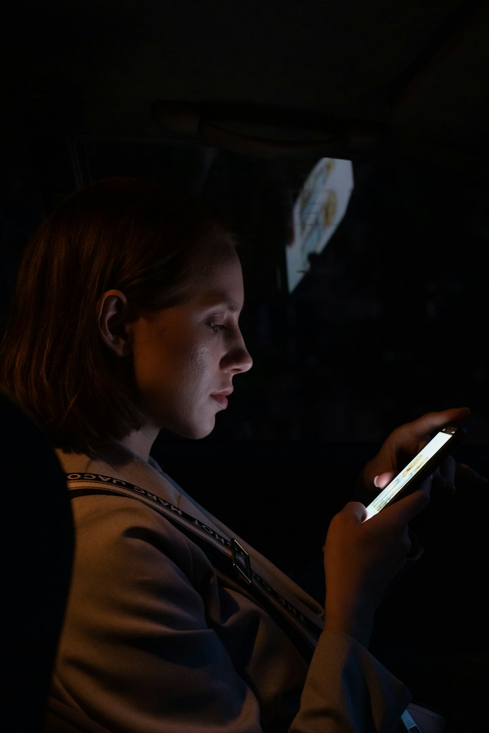 Frau im schwarzen Hemd mit Smartphone