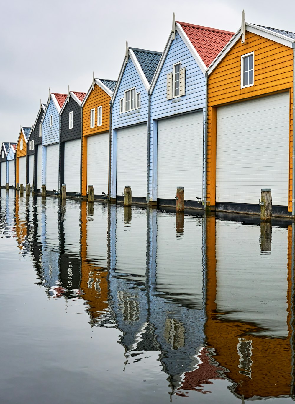 case di legno bianche e marroni sull'acqua durante il giorno