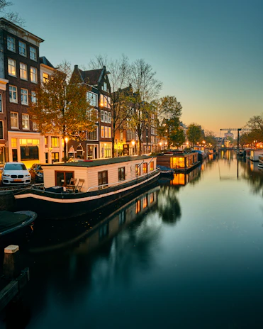 Tour en français du quartier Jordaan Amsterdam le soir couché de soleil canaux et maisons en briques