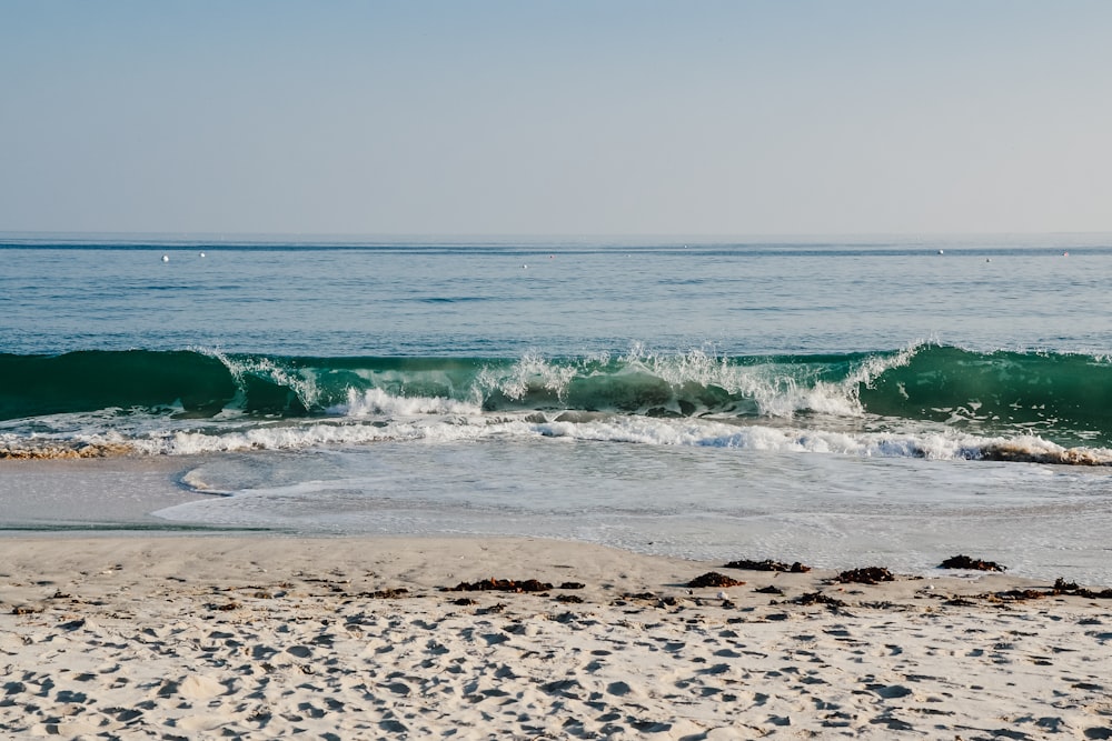 sea waves crashing on shore during daytime