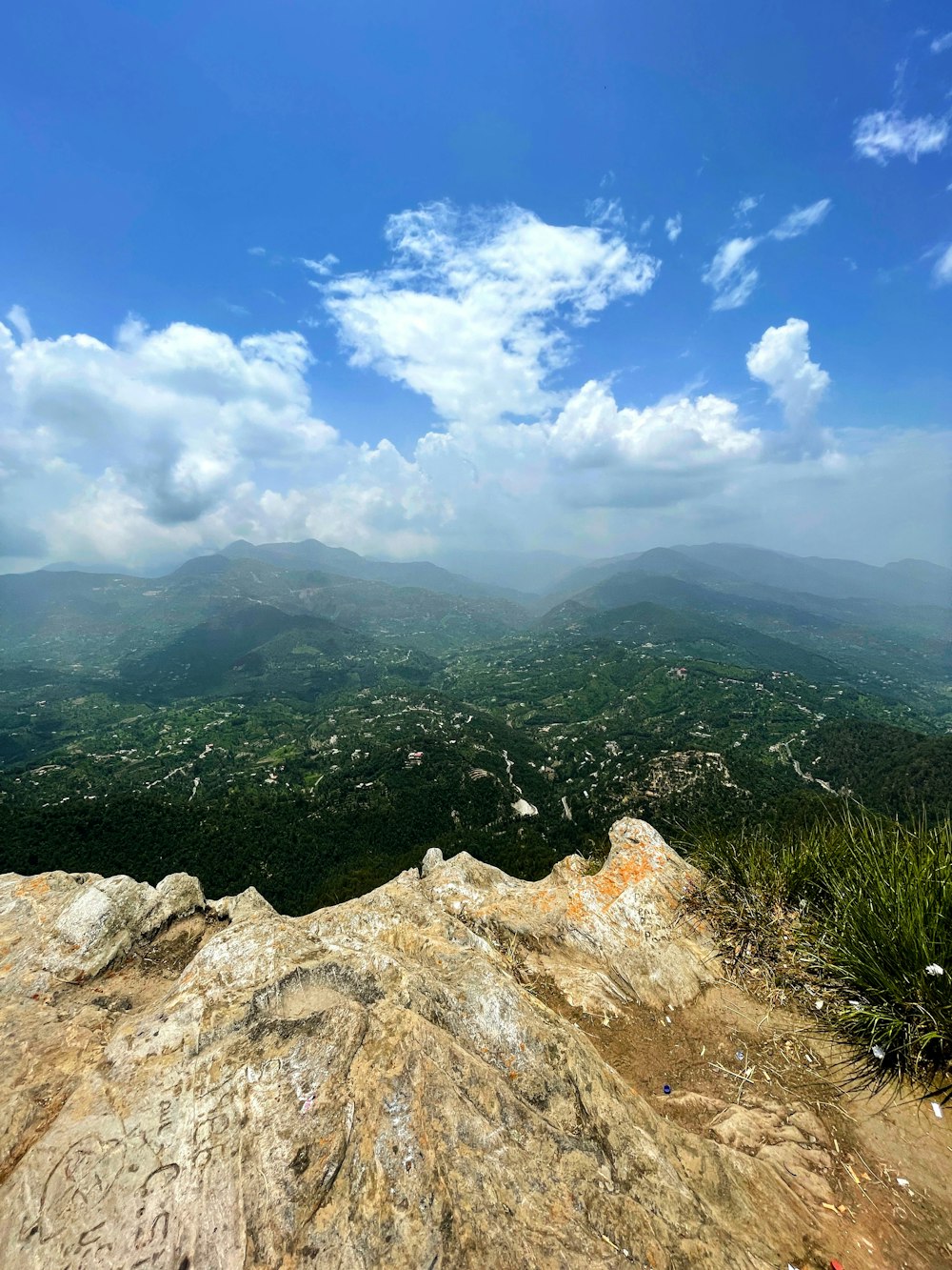 昼間の青空に緑の山々