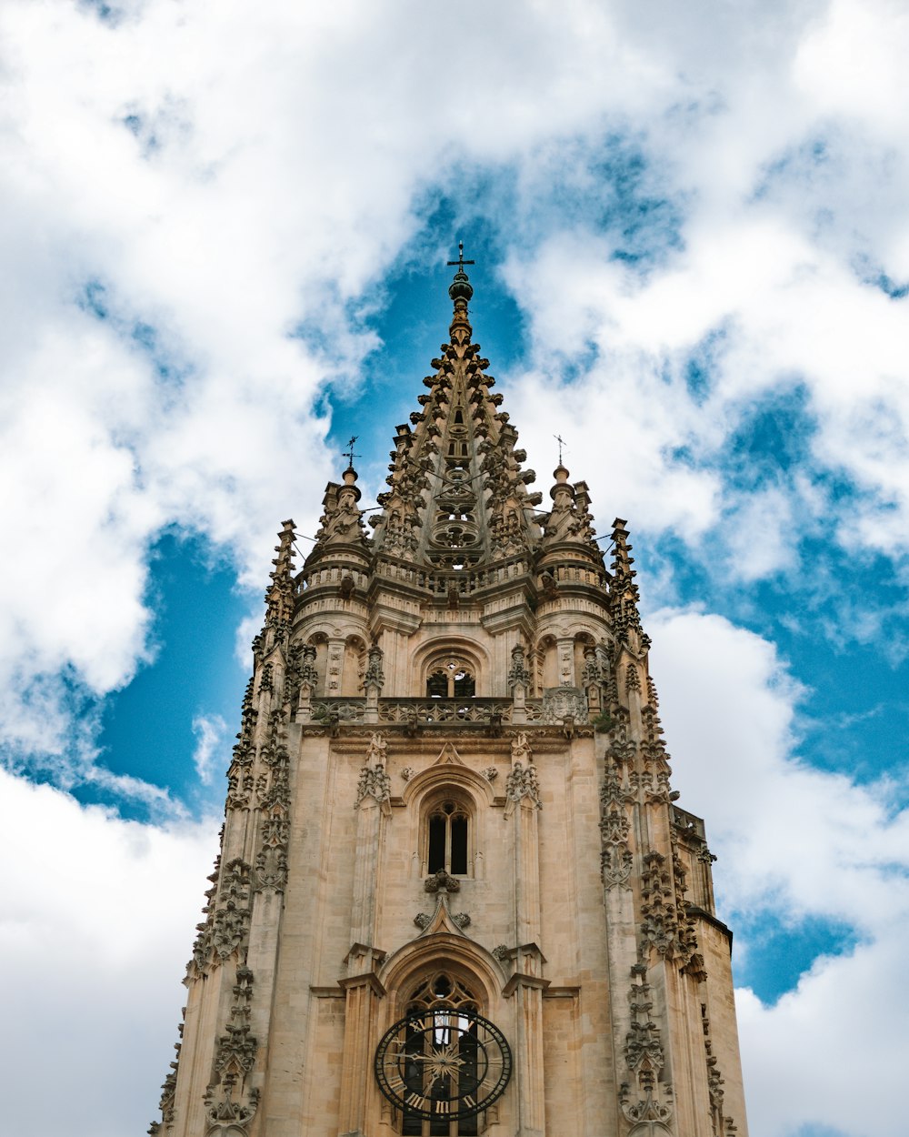Iglesia de hormigón marrón bajo el cielo azul y nubes blancas durante el día