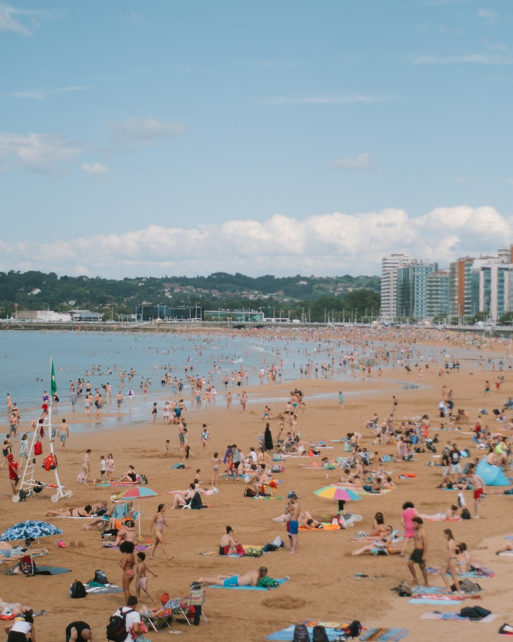 Gente en la playa durante el día