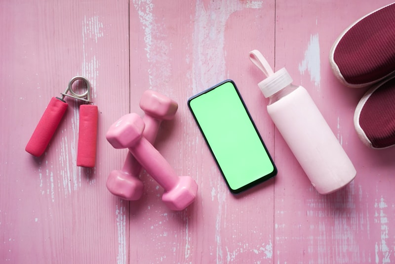 Trinkflasche neben Fitness-Equipment