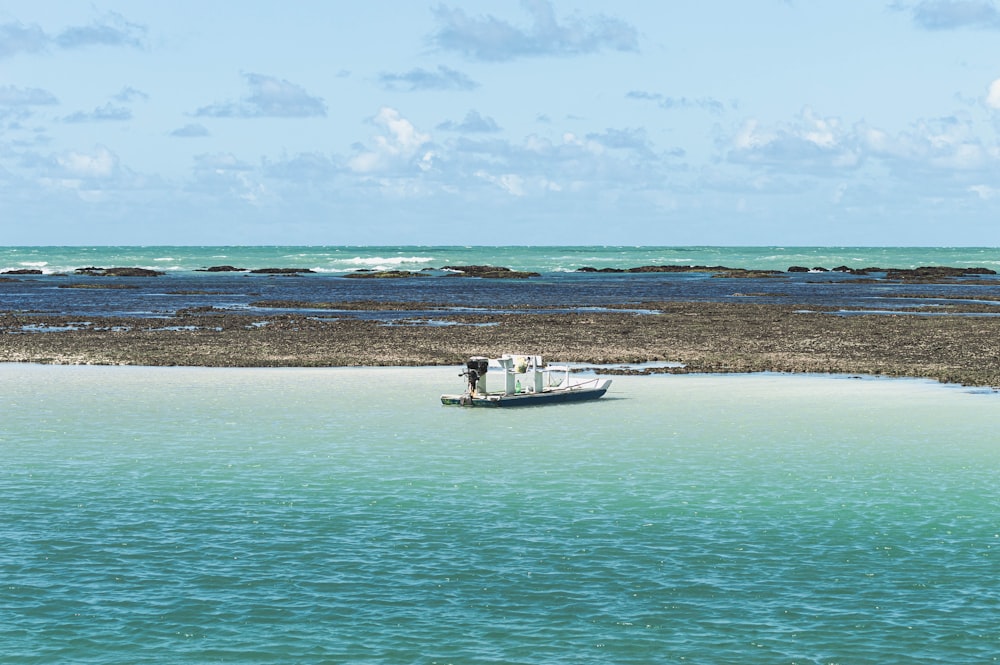 weißes Boot tagsüber auf See