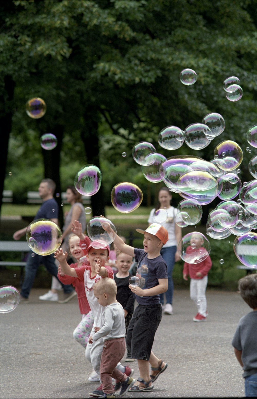 Foto niños jugando burbujas durante el día – Imagen Warszawa gratis en  Unsplash