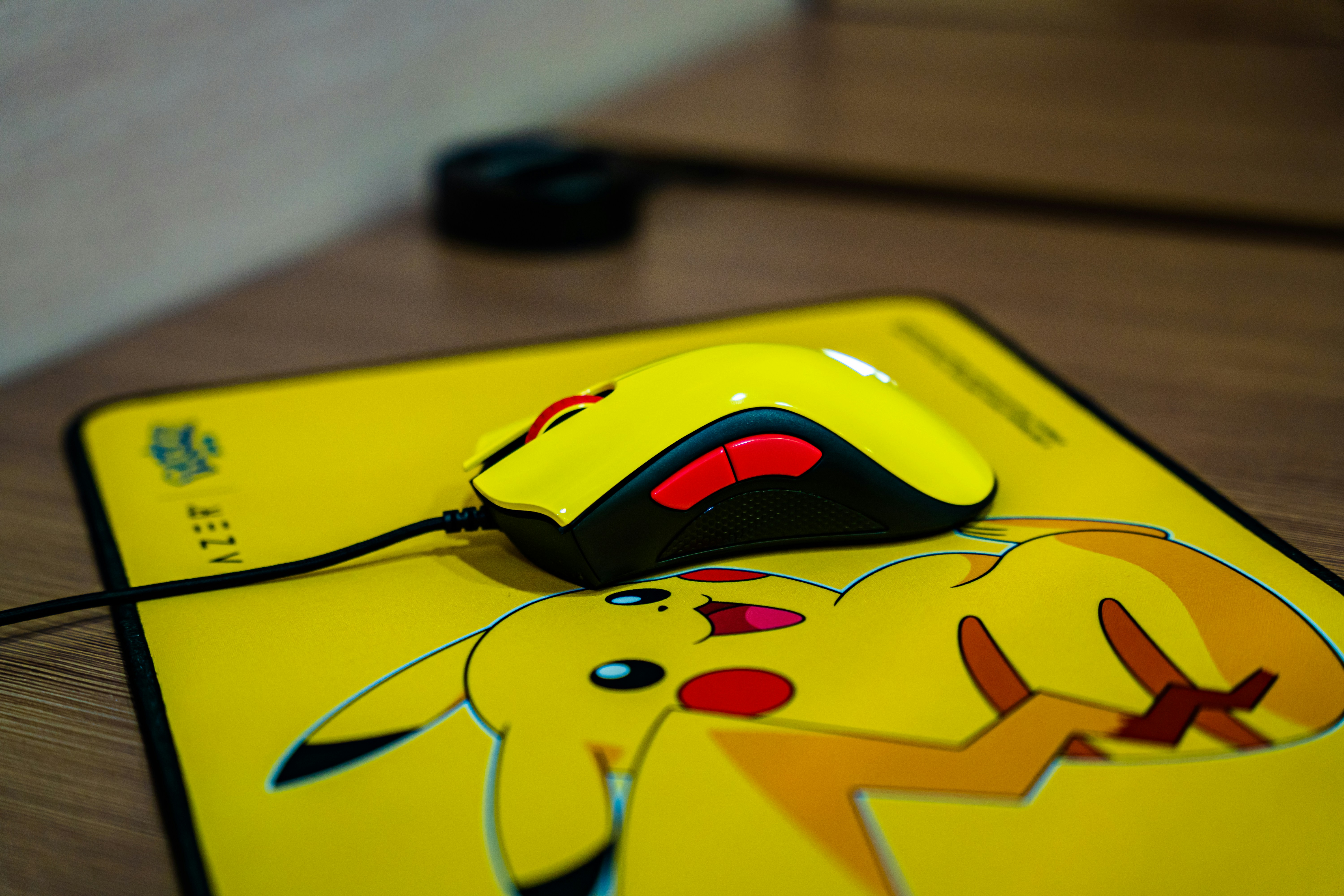 mouse de computador com fio amarelo e preto
