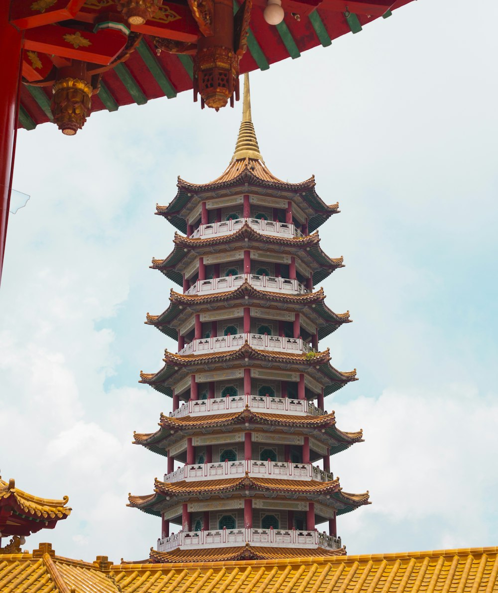 Templo marrón y rojo de la pagoda bajo el cielo azul durante el día