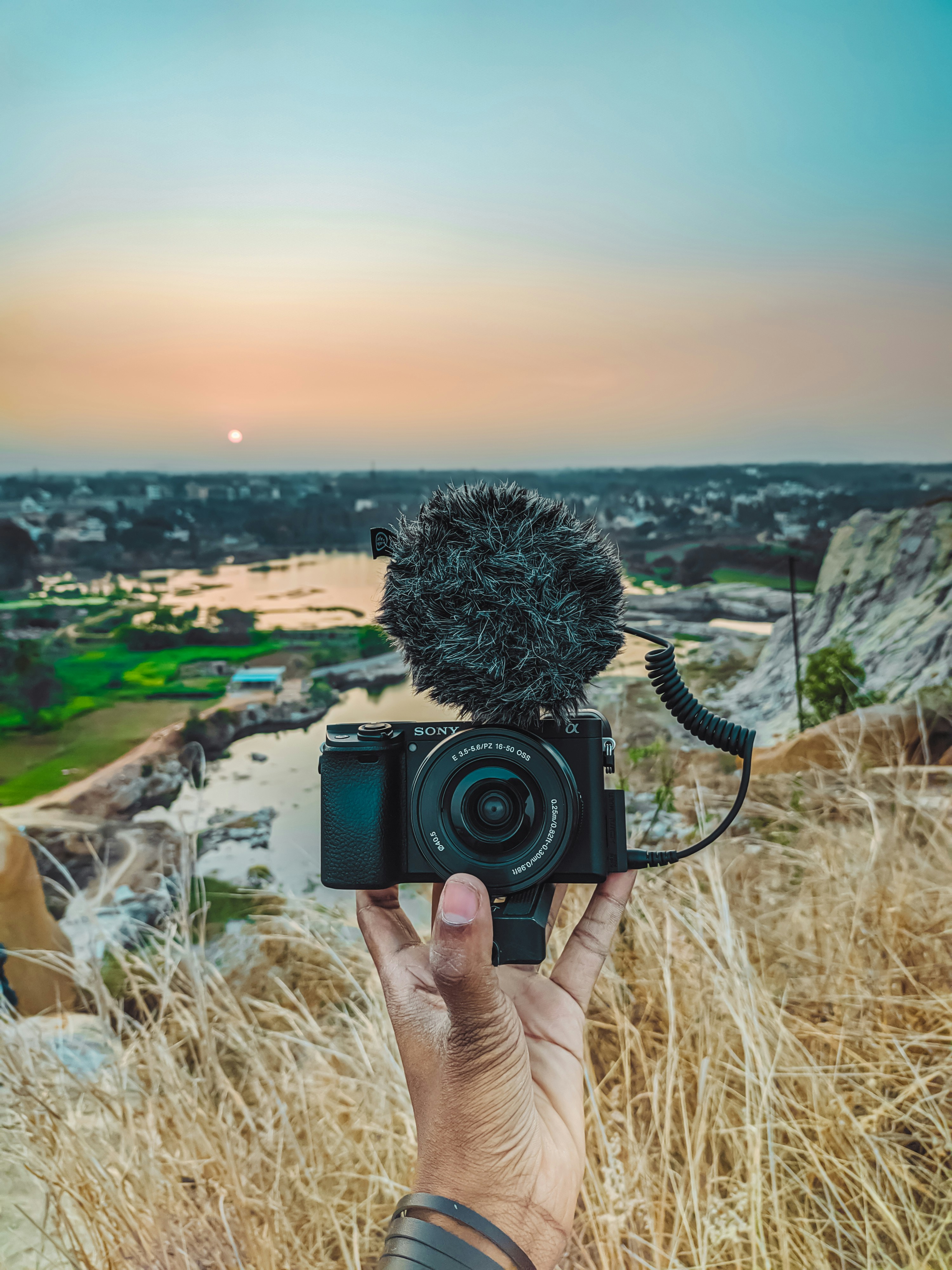 Person mit schwarzer DSLR-Kamera