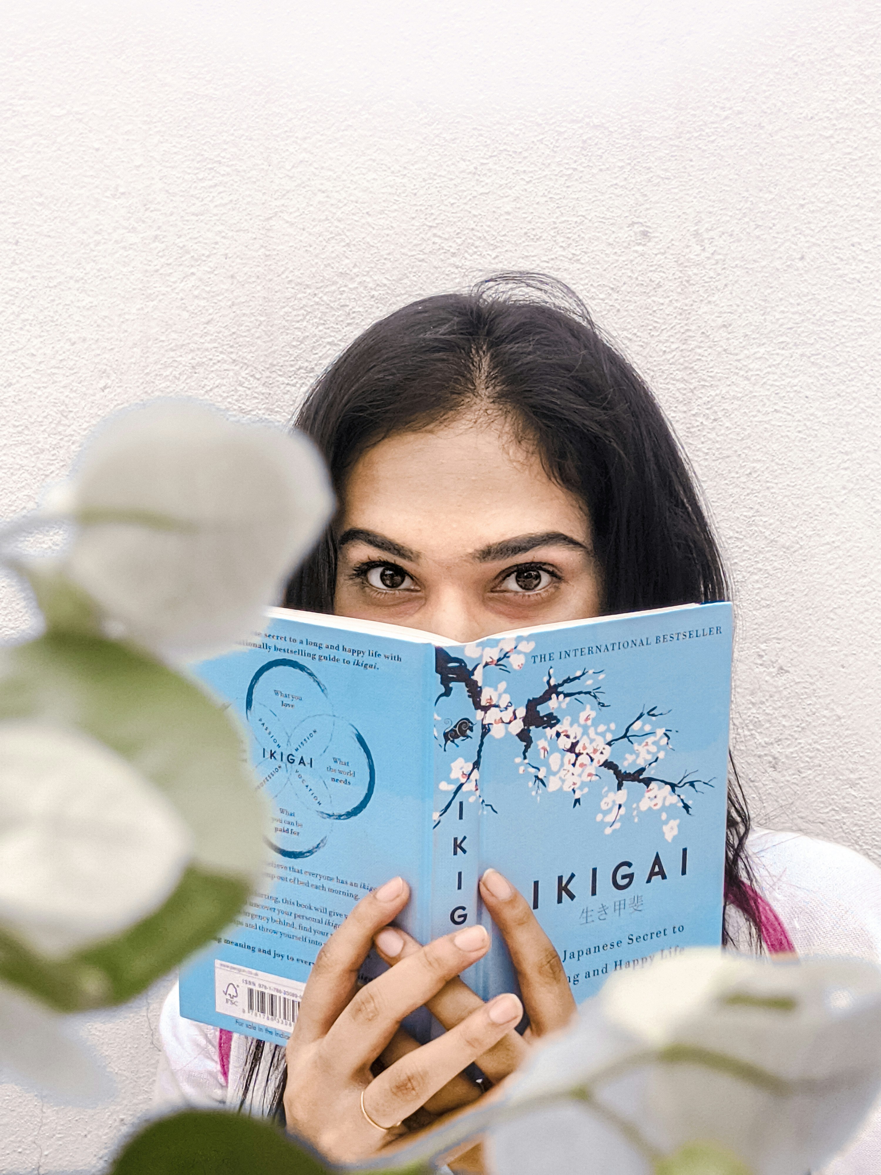 Frau mit blau-weißem Buch