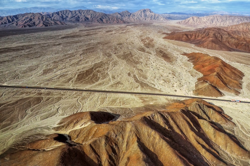 Montañas marrones y grises bajo el cielo azul durante el día