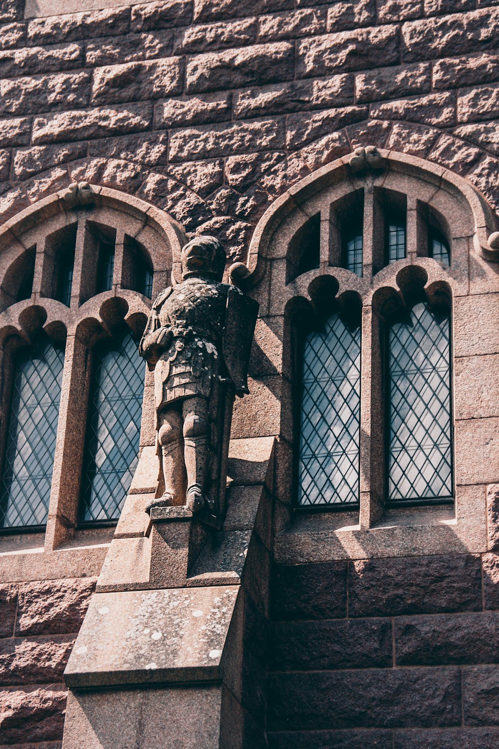 Graustufenfoto eines Betongebäudes