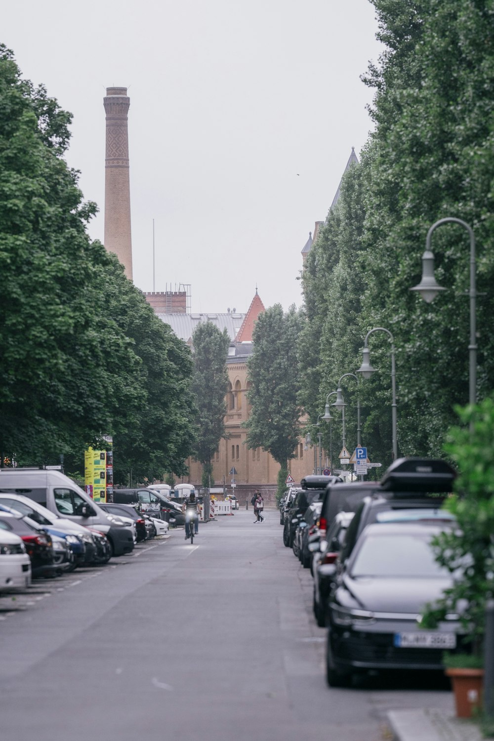 Autos, die tagsüber am Straßenrand geparkt sind