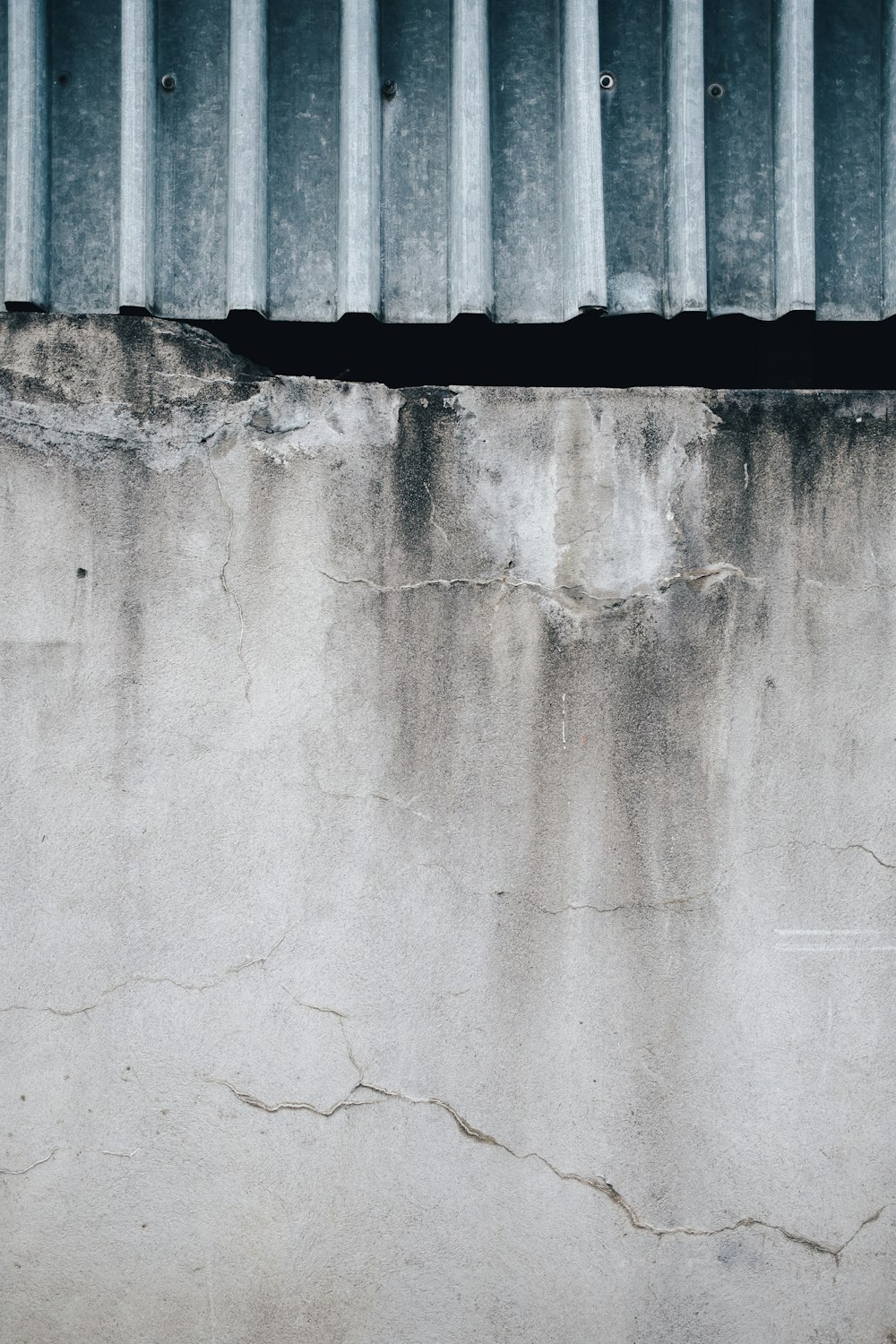 gray concrete wall during daytime