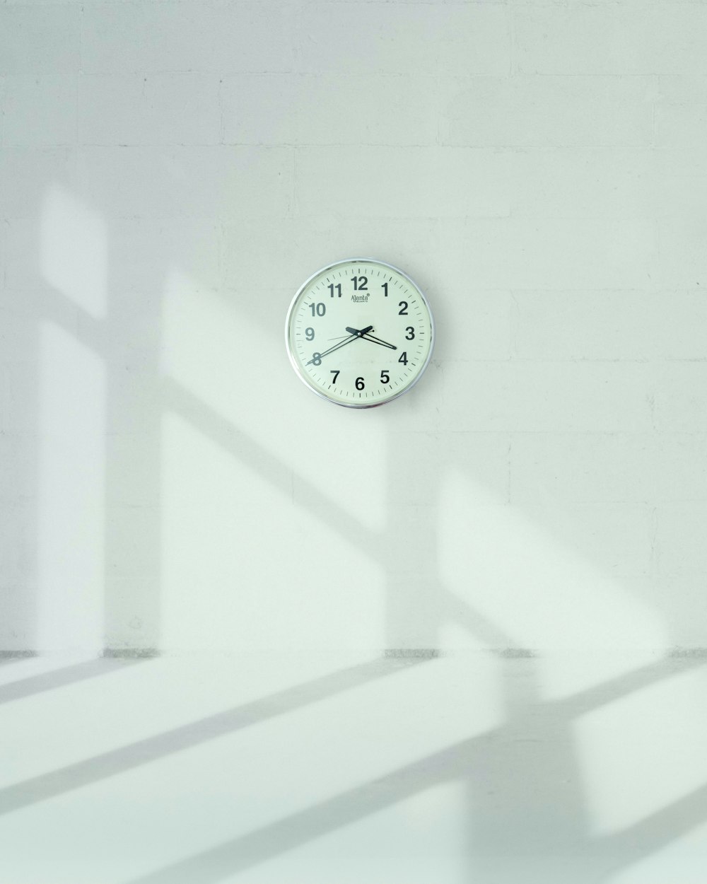 Orologio da parete analogico rotondo nero a 10:00