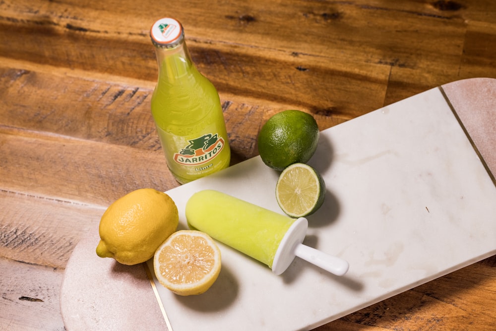 bottiglia di succo di limone e frutta al limone