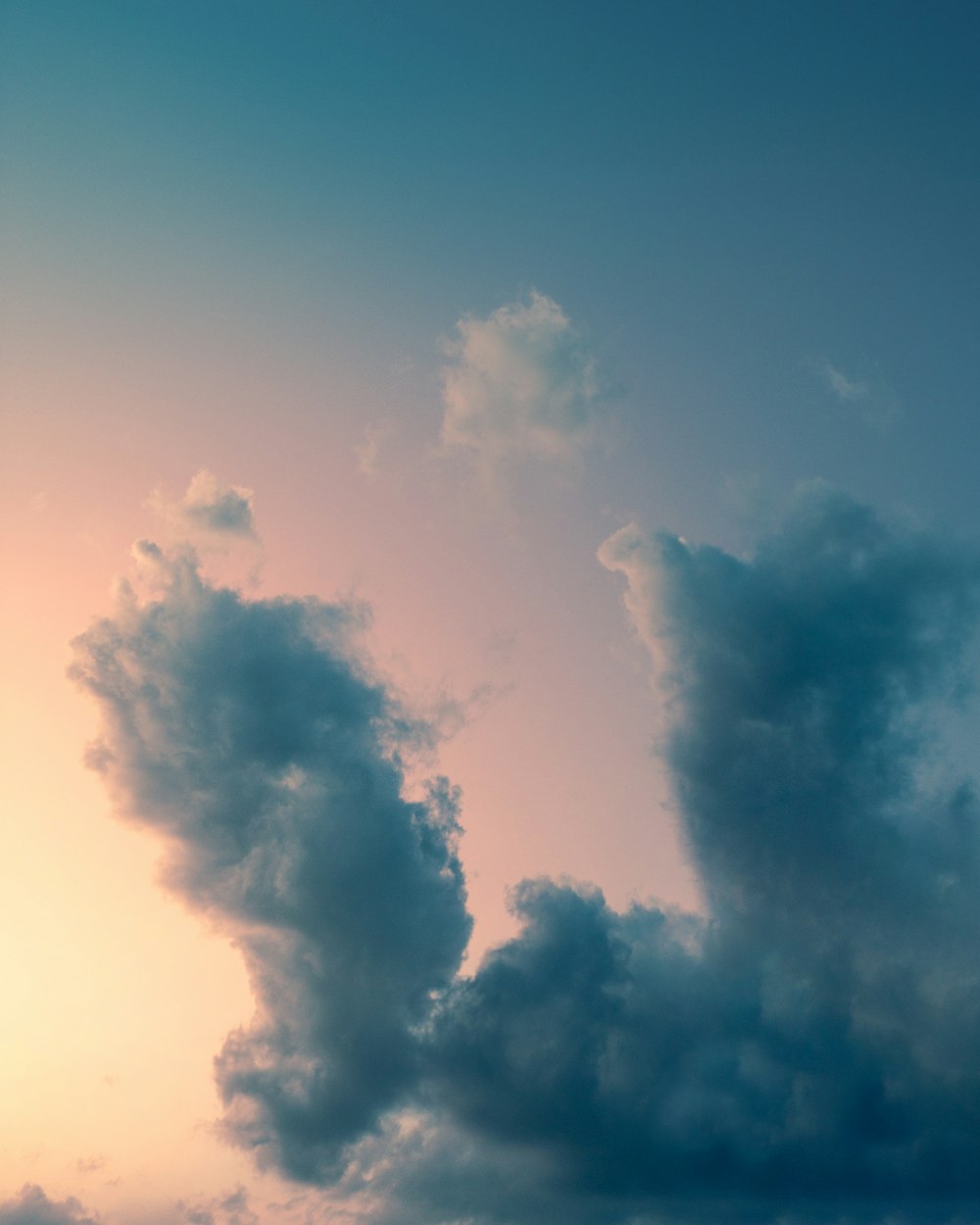 Weiße Wolken und blauer Himmel tagsüber