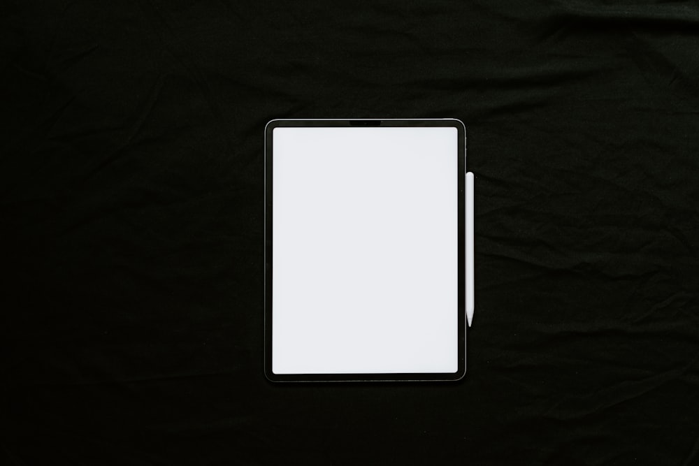 黒い布地に白いタブレットコンピュータ