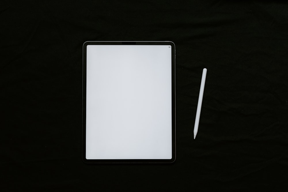 tablette blanche sur textile noir