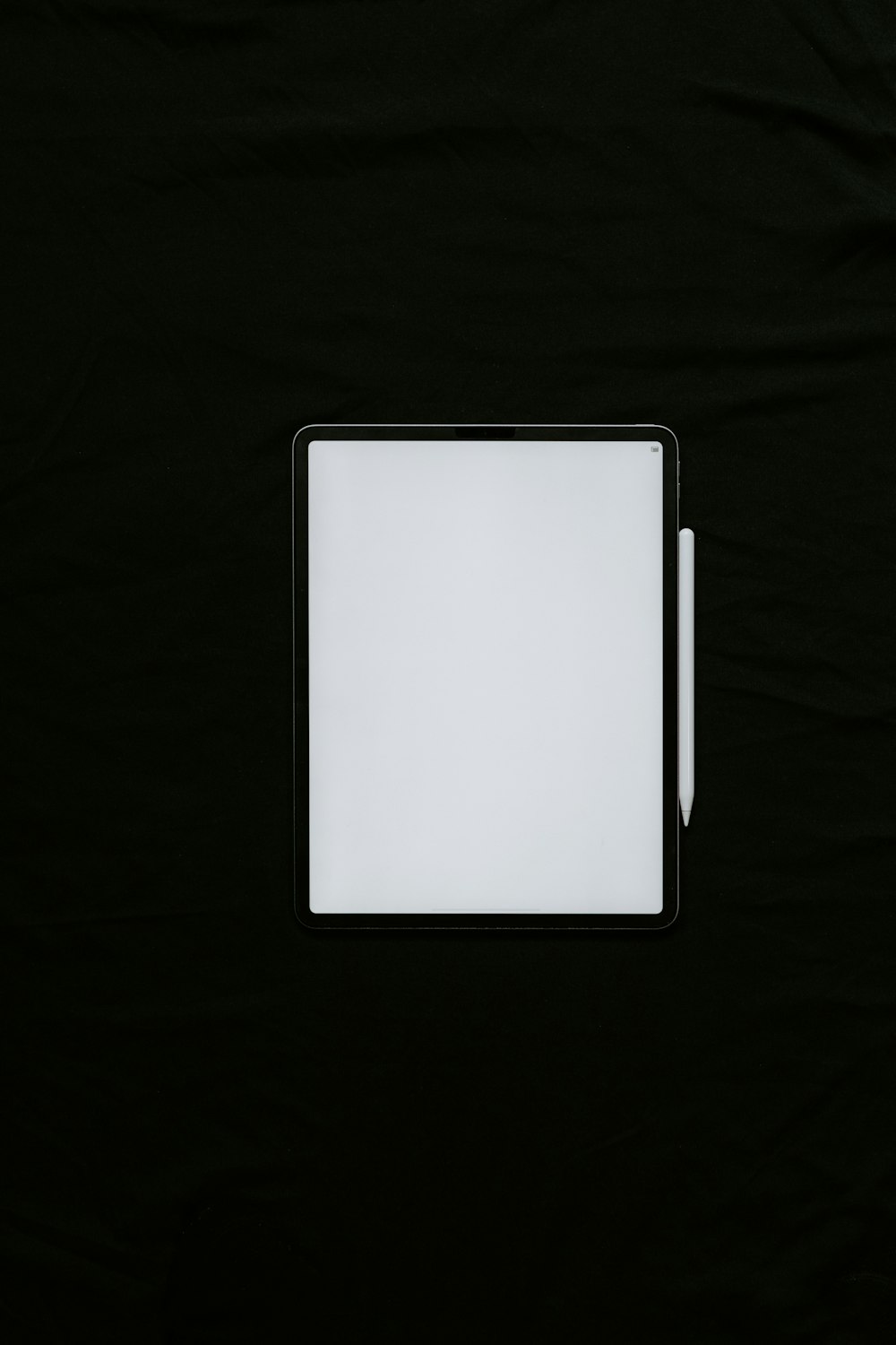 Dispositivo rectangular blanco sobre textil negro