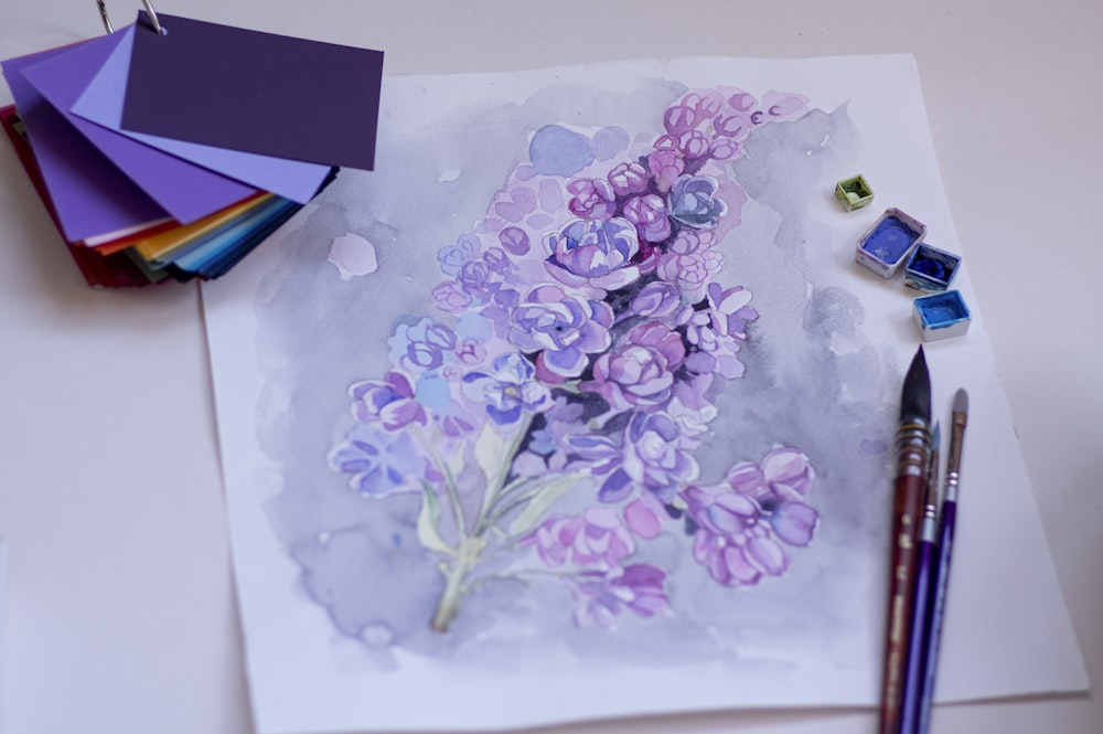 Pintura de flores moradas y blancas