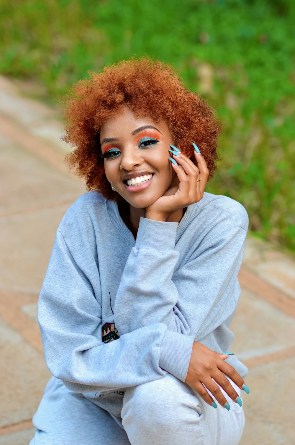 mulher na camisa cinza de manga comprida sorrindo