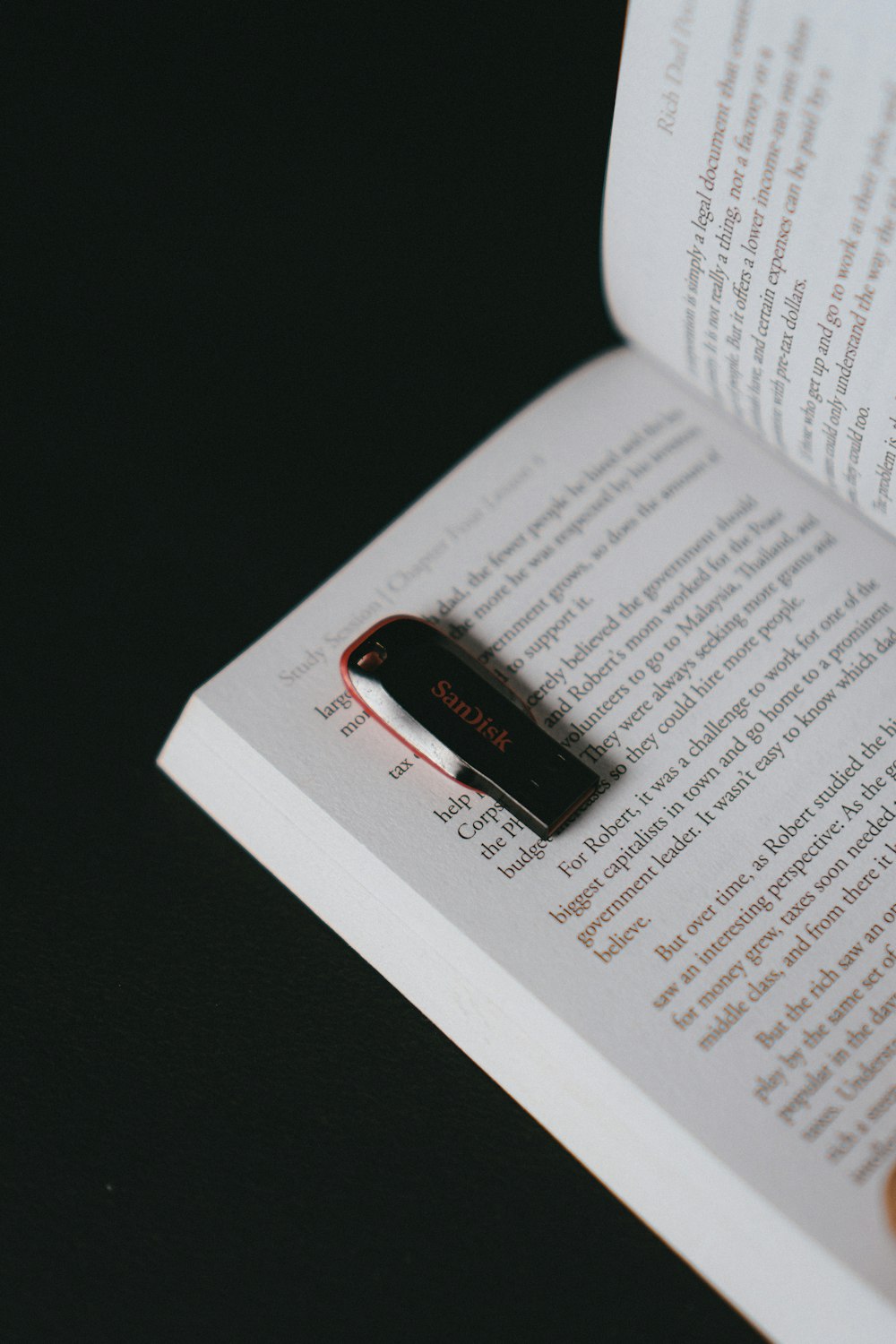 흰색 프린터 용지에 검은 색과 빨간색 USB 플래시 드라이브