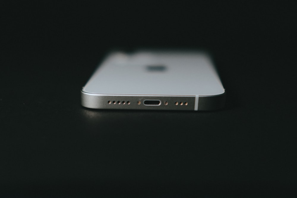 Silber iPhone 6 auf schwarzer Oberfläche