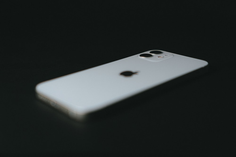 Weißes iPhone 5 C auf schwarzem Hintergrund