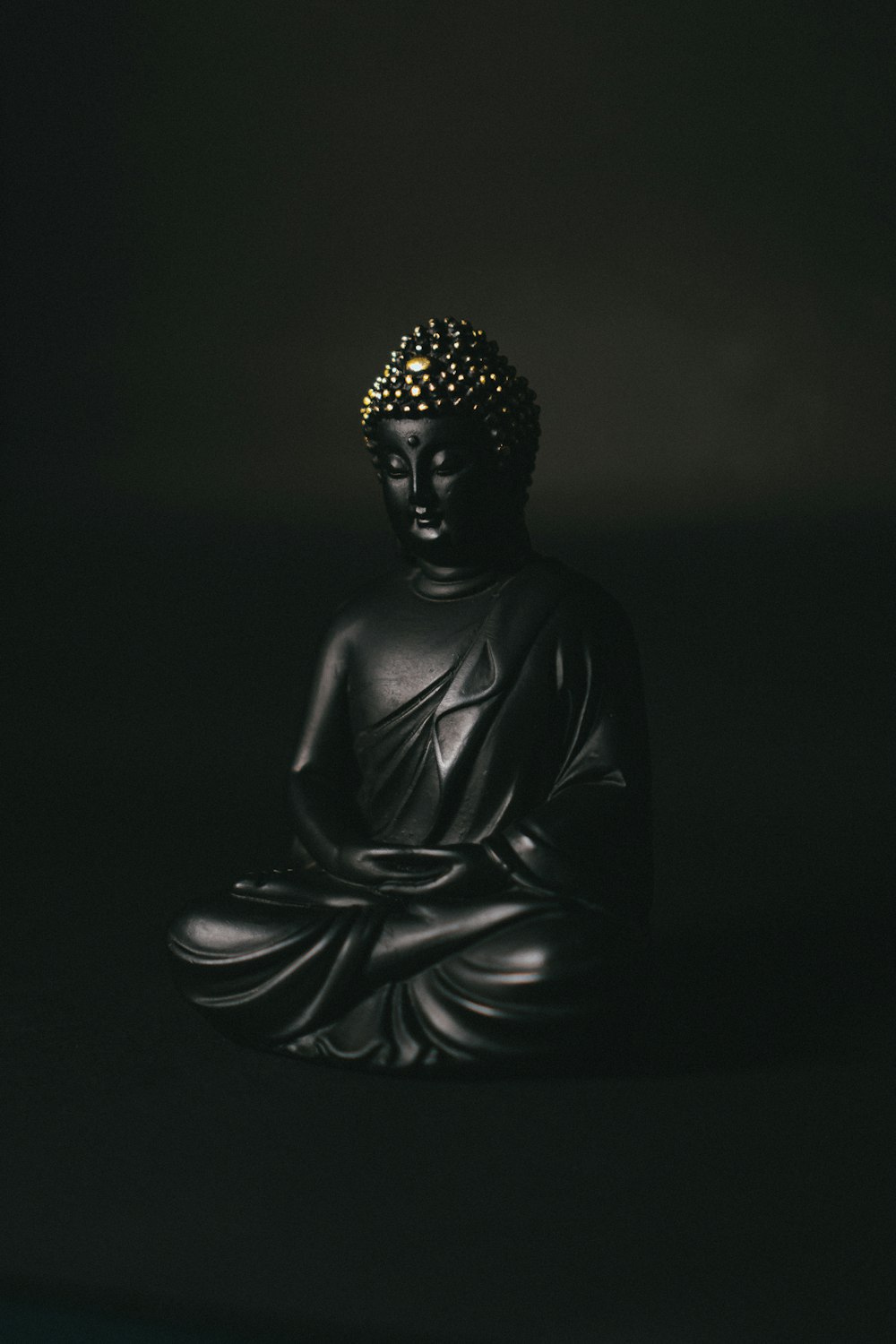 Figura de Buda negra y dorada