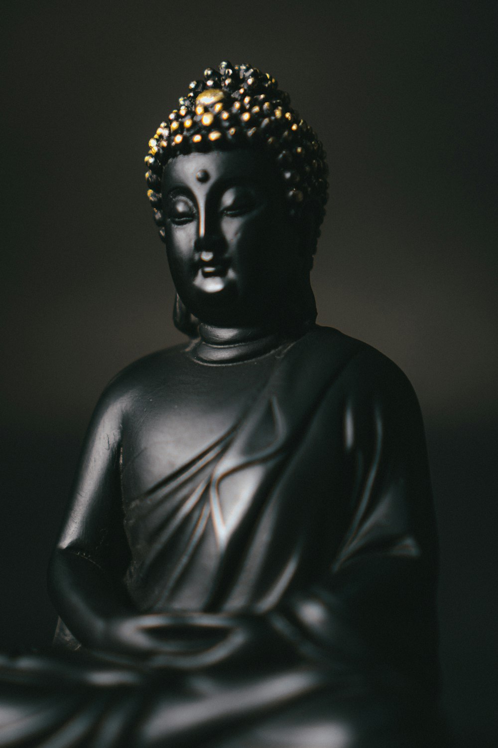 Schwarze Keramik-Buddha-Statue in Nahaufnahme